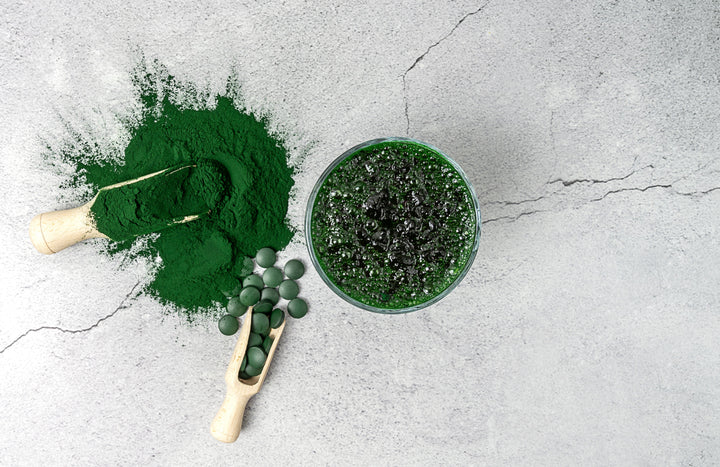 Spirulina powder and smoothie with spirulina in it