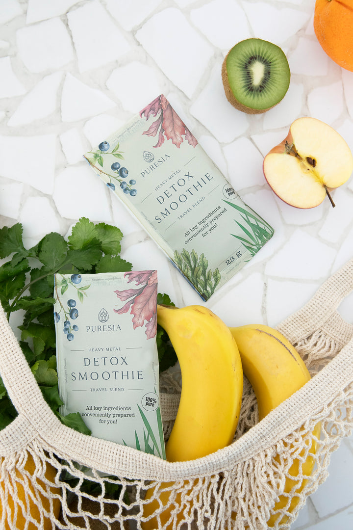 Heavy metal detox smoothie mix, which is a superfood powder